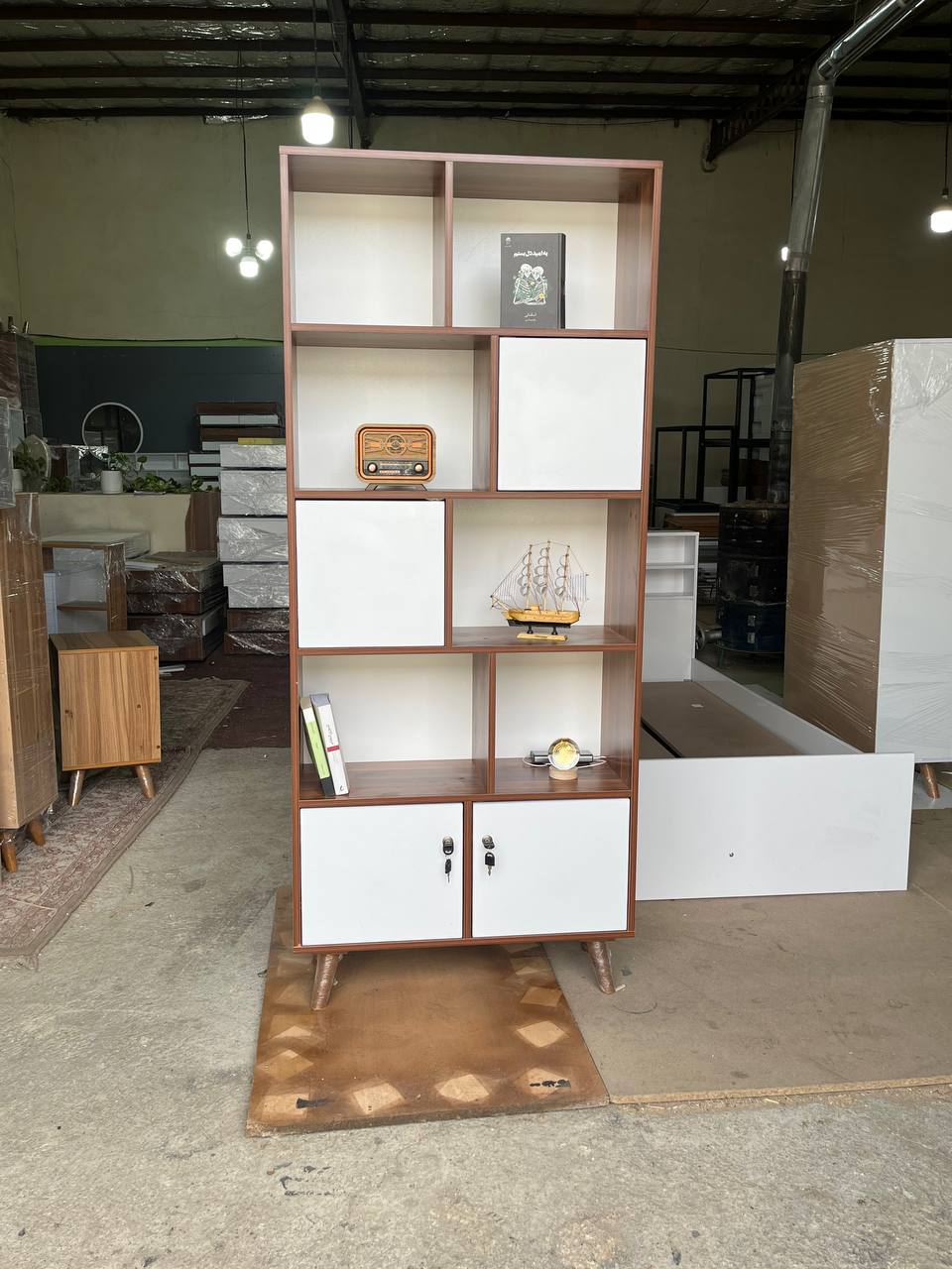 کتابخانه گالری چوب کرمی مدل G-101 قفل‌دار چندمنظوره