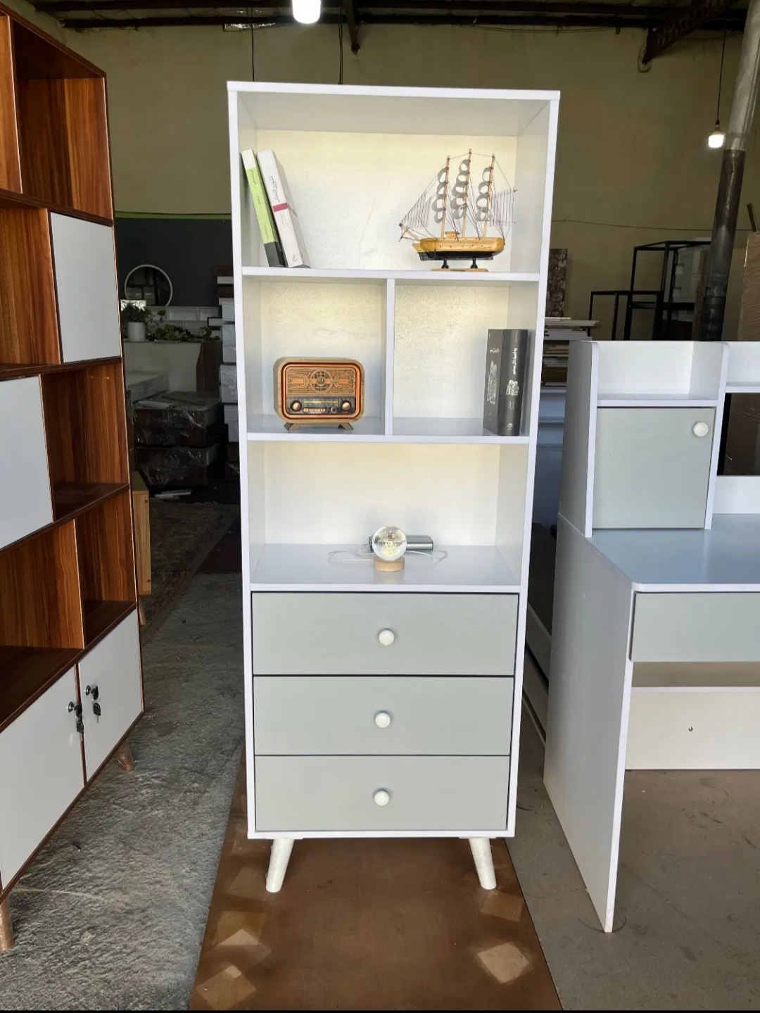 کتابخانه گالری چوب کرمی مدل B-CREST با ۳ کشو و طبقات دکوراتیو