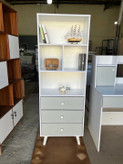 کتابخانه گالری چوب کرمی مدل B-CREST با ۳ کشو و طبقات دکوراتیو