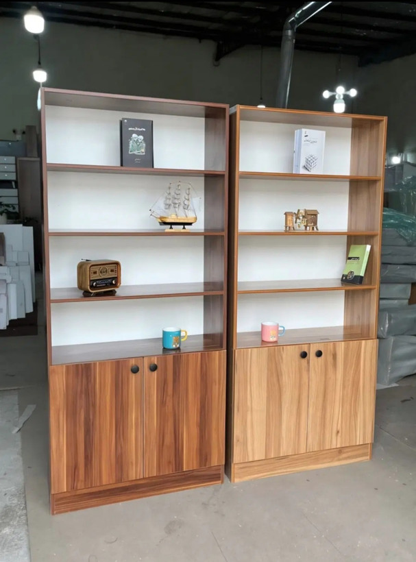 کتابخانه گالری چوب کرمی مدل B-EMBER | کتابخانه ایستاده مدرن با کمد جادار و قفسههای کاربردی