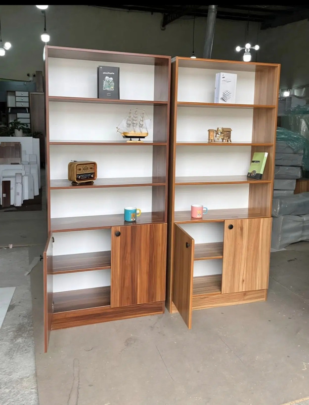 کتابخانه گالری چوب کرمی مدل B-EMBER | کتابخانه ایستاده مدرن با کمد جادار و قفسههای کاربردی